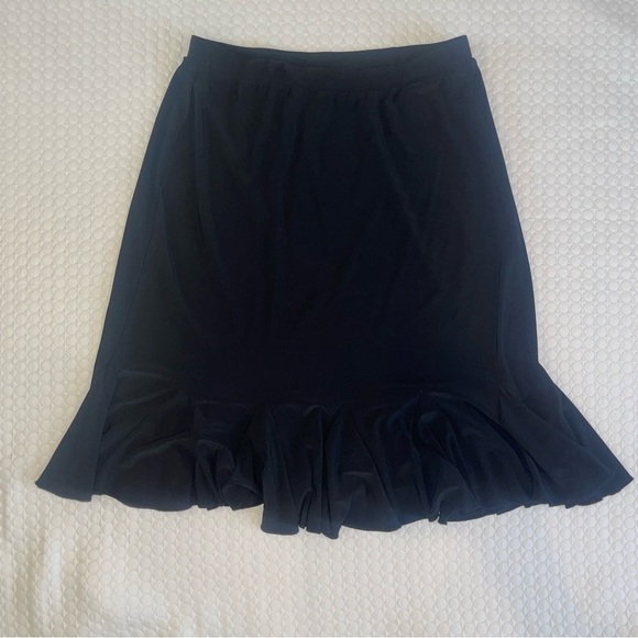 WHBM. Classic Black Skirt. Sz: XS. Stretchy. Figure flattering & forgiving 💕 - Picture 12 of 12
